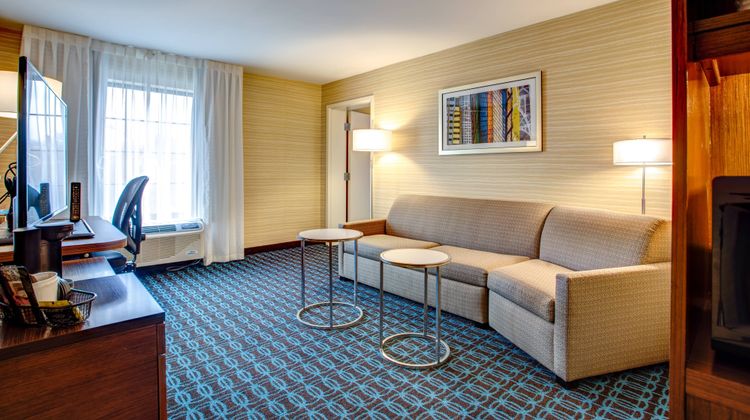 Fairfield Inn/Suites Springfield-Holyoke Room