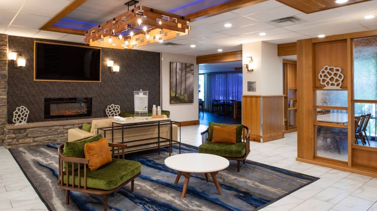 Fairfield Inn & Suites Central Lobby