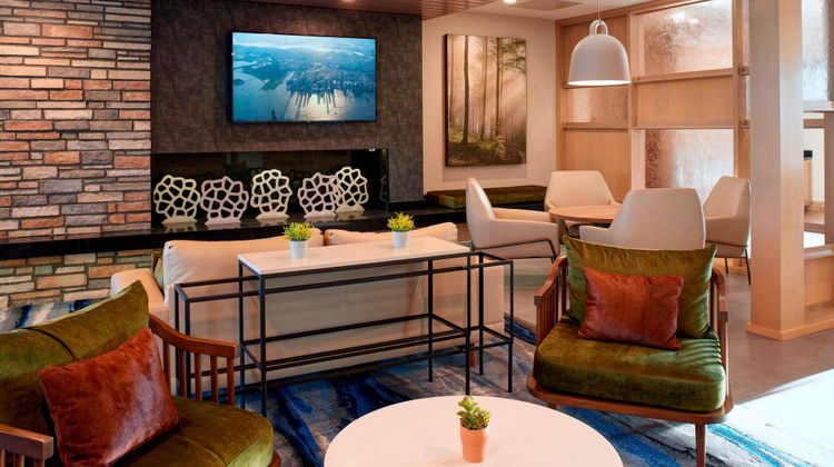 Fairfield Inn & Suites Columbus Lobby