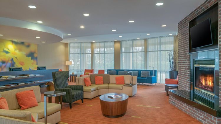 Courtyard Salisbury Lobby