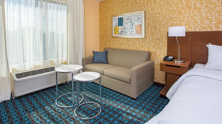 Fairfield Inn & Suites Nashville Room