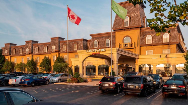 Courtyard Waterloo St Jacobs Exterior