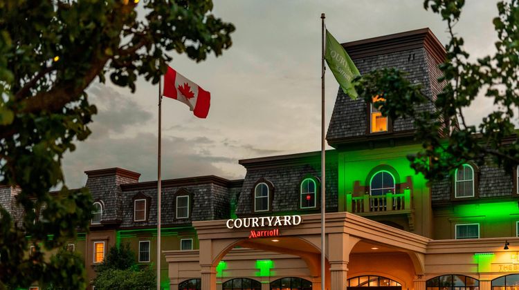 Courtyard Waterloo St Jacobs Exterior