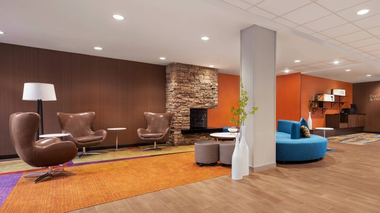 Fairfield Inn & Suites Charlottesville Lobby