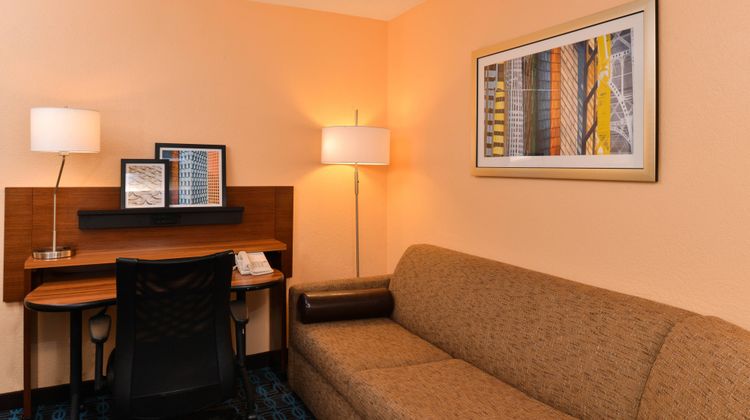 Fairfield Inn & Suites Cleveland Avon Room