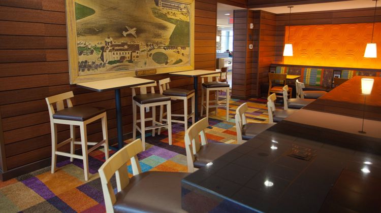 Fairfield Inn & Suites Columbus Airport Lobby