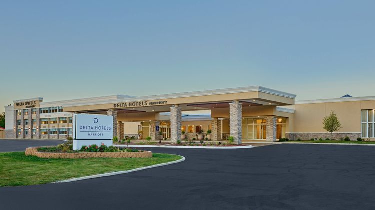 Delta Hotels Chicago Willowbrook Exterior
