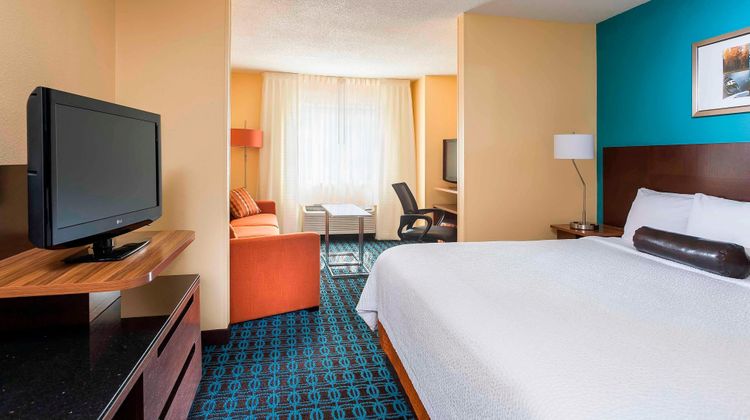 Fairfield Inn & Suites Mansfield Ontario Suite