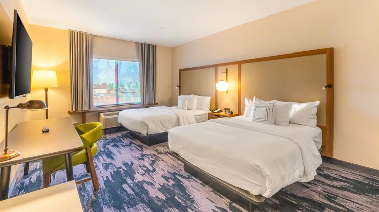Fairfield Inn & Suites Central Room