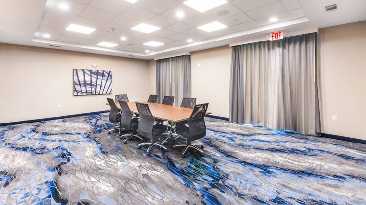 Fairfield Inn & Suites Central Meeting