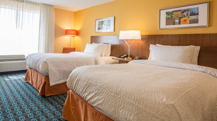 Fairfield Inn & Suites Columbus Room