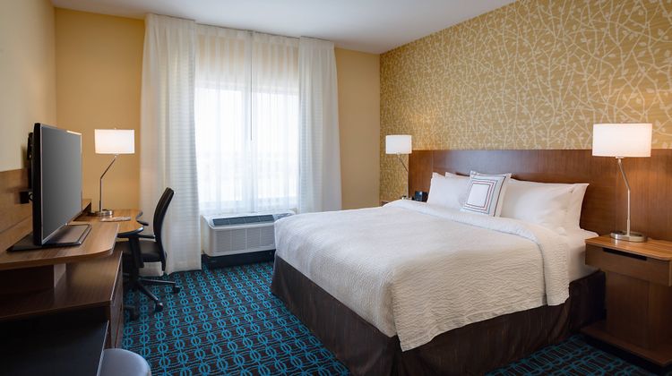 Fairfield Inn & Suites Dallas I-30 West Room