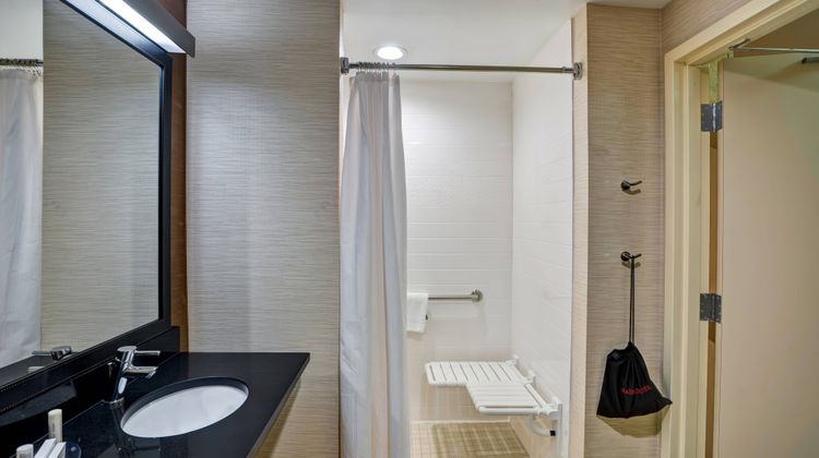 Fairfield Inn & Suites by Marriott Room