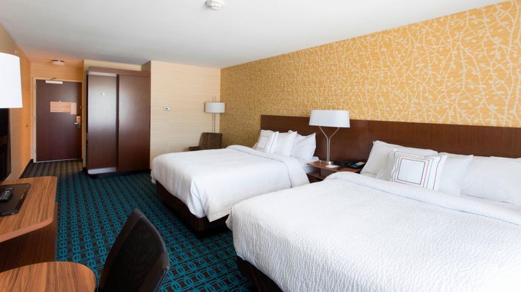 Fairfield Inn & Suites Decorah Room