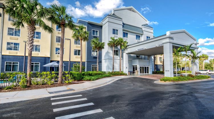 Fairfield Inn & Suites Naples Exterior