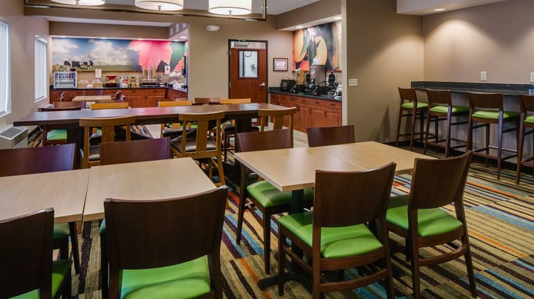 Fairfield Inn & Suites Kansas City Arpt Restaurant