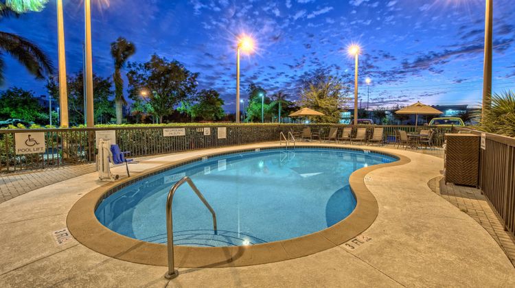 Fairfield Inn & Suites Naples Pool