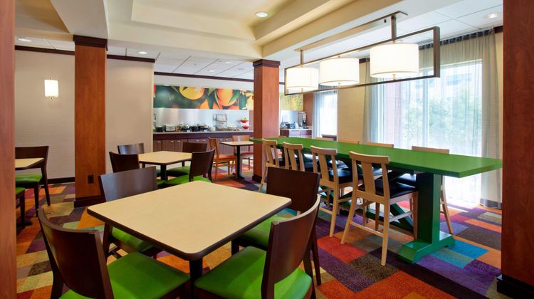 Fairfield Inn-Suites Detroit Metro Arpt Restaurant