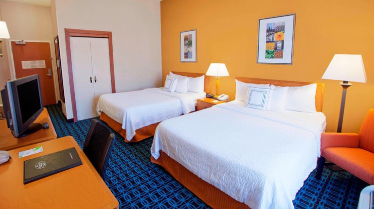 Fairfield Inn-Suites Detroit Metro Arpt Room