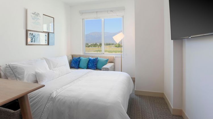 Element Ontario Suite