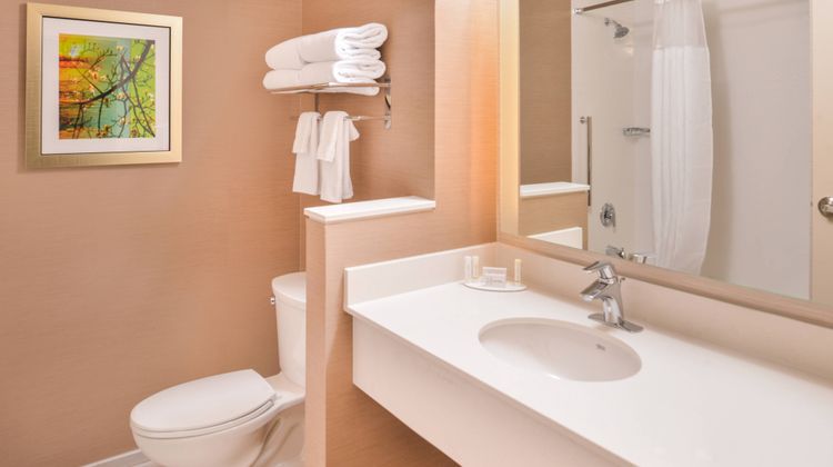 Fairfield Inn & Suites Eugene East Room