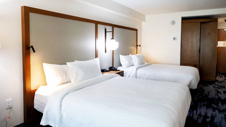 Fairfield Inn & Suites Airport Room