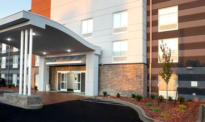 Fairfield Inn & Suites Airport Exterior