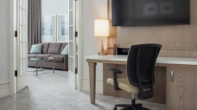 Delta by Marriott London Armouries Suite