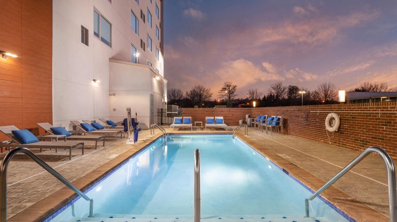<b>Element Knoxville West Pool</b>. Images powered by <a href="https://www.leonardoworldwide.com/" title="Leonardo Worldwide" target="_blank">Leonardo</a>.