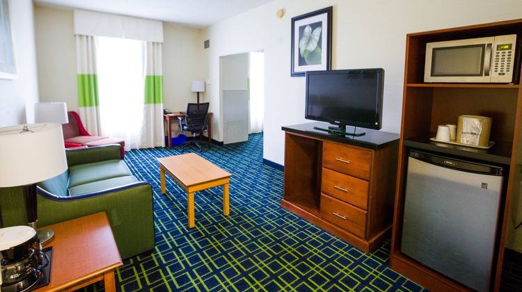 Fairfield Inn & Suites Toronto Oakville Room