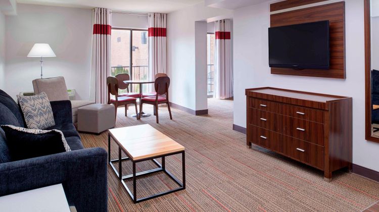 Four Points by Sheraton Detroit Novi Suite