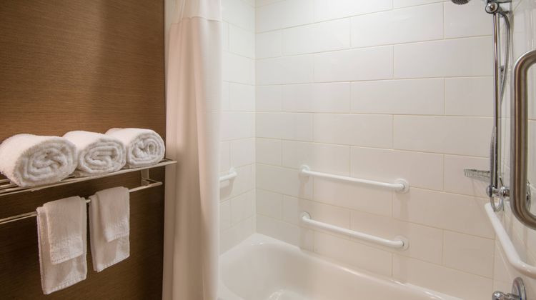 Fairfield Inn & Suites Fort Wayne SW Room
