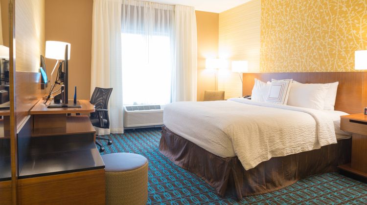 Fairfield Inn & Suites Dickson Room