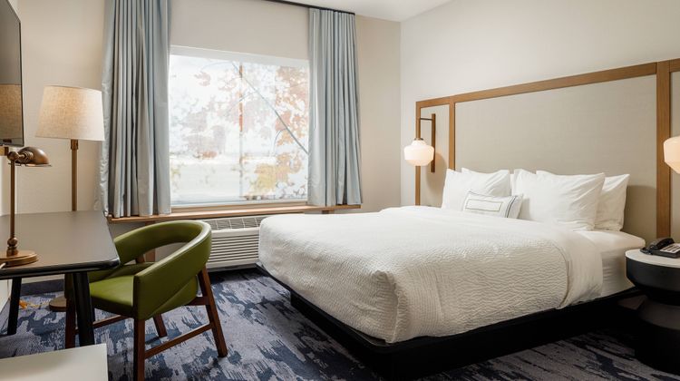 Fairfield Inn & Suites Salina Room
