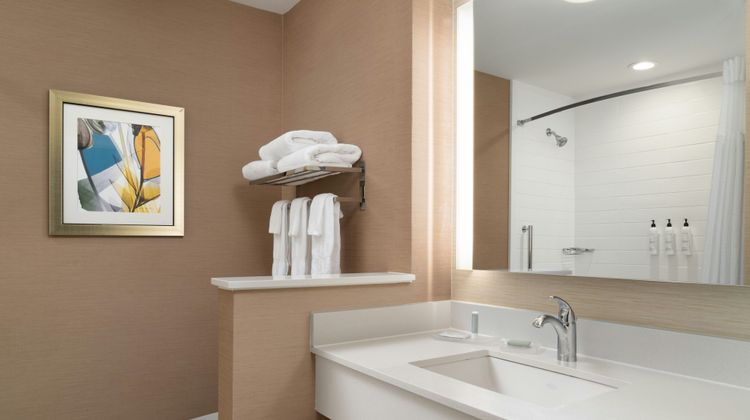 Fairfield Inn & Suites London Room