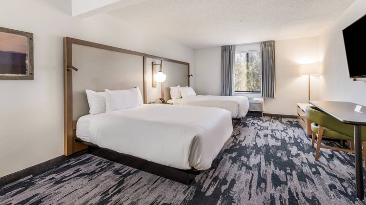 Fairfield Inn & Suites Coliseum Area Room