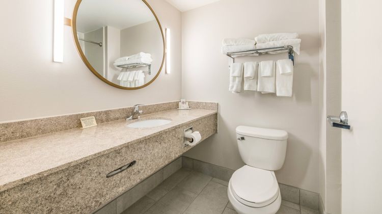 Fairfield Inn & Suites Coliseum Area Room
