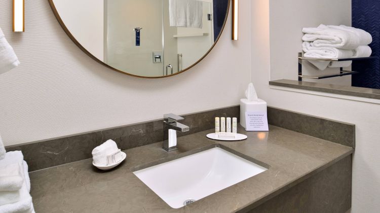 Fairfield Inn & Suites Canton Room