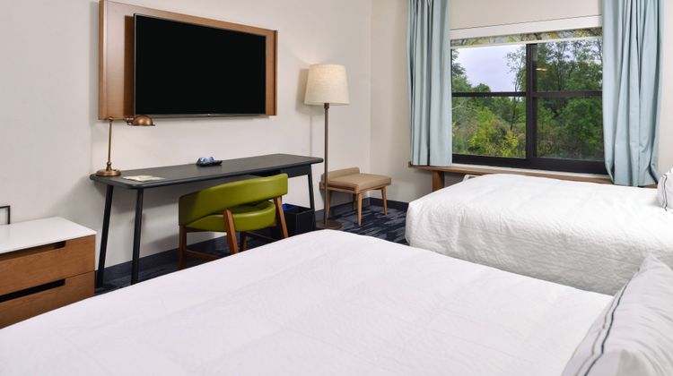 Fairfield Inn & Suites Canton Room