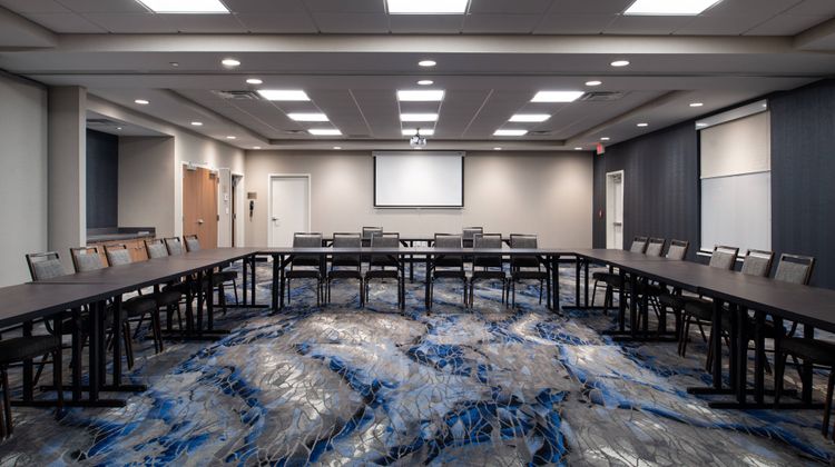Fairfield Inn & Suites Canton Meeting