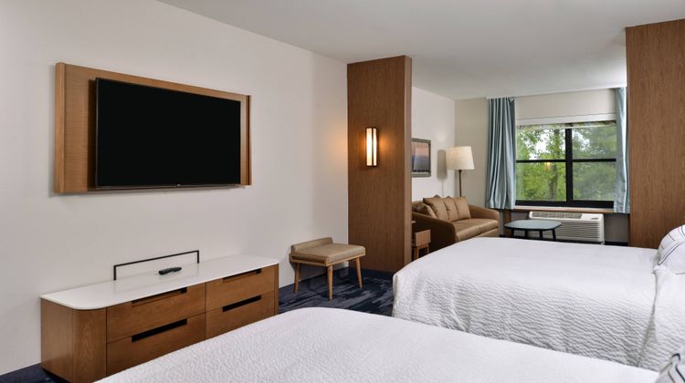 Fairfield Inn & Suites Canton Suite