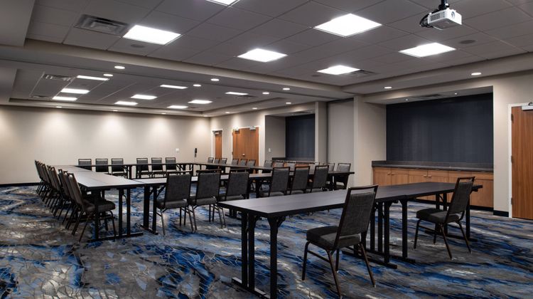 Fairfield Inn & Suites Canton Meeting