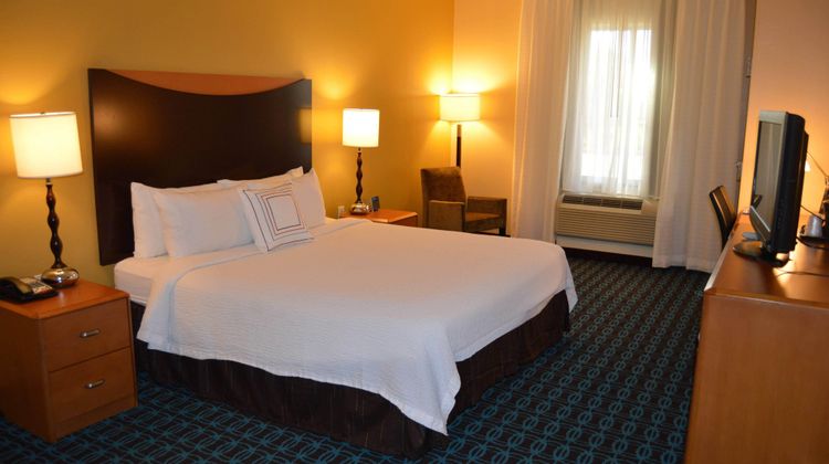 Fairfield Inn and Suites Channelview Room