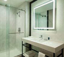 Four Points Manhattan Midtown West Room