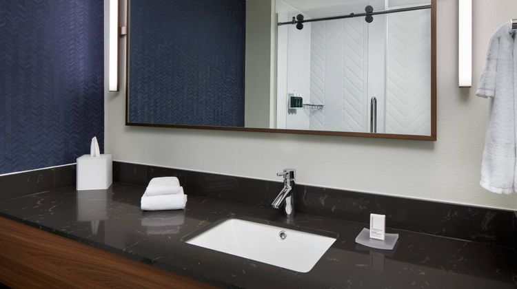 Fairfield Inn & Suites Norfolk Airport Room