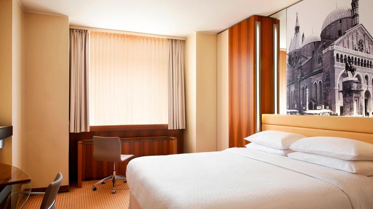Four Points by Sheraton Padova Room
