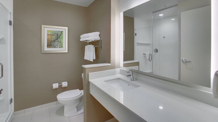 Fairfield Inn & Suites Wichita East Room