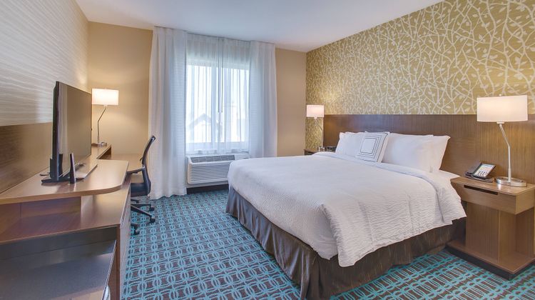 Fairfield Inn & Suites Wichita East Room
