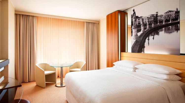 Four Points by Sheraton Padova Room