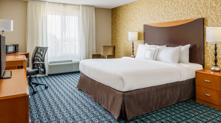 Fairfield Inn & Suites Peoria East Room